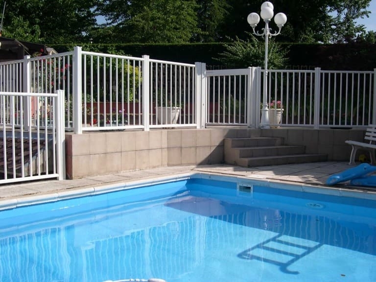 Barrière piscine aluminium Les Portaliers Baigts-De-Béarn