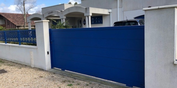 Portail coulissant aluminium contemporain lames larges coloris bleu. Modèle MAHE, Collection CONTEMPORAIN, Horizal
